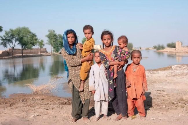 ECW Salurkan Hibah Darurat USD 2 Juta untuk Pendidikan Anak Korban Banjir di Pakistan