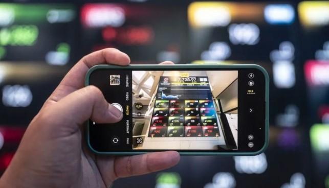 IHSG Menguat ke 8.437,96 Didukung Sentimen Konsumen Domestik dan Pemulihan Global