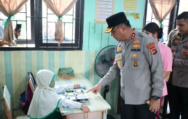 Kapolda Babel Tinjau Distribusi Makanan Bergizi Gratis, Pastikan Mutu dan Keamanan untuk Siswa