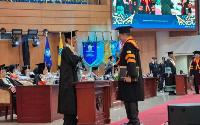 Semangat Hari Pahlawan Warnai Wisuda UT 2025, Rektor Ajak Wisudawan Jadi Pahlawan di Bidangnya