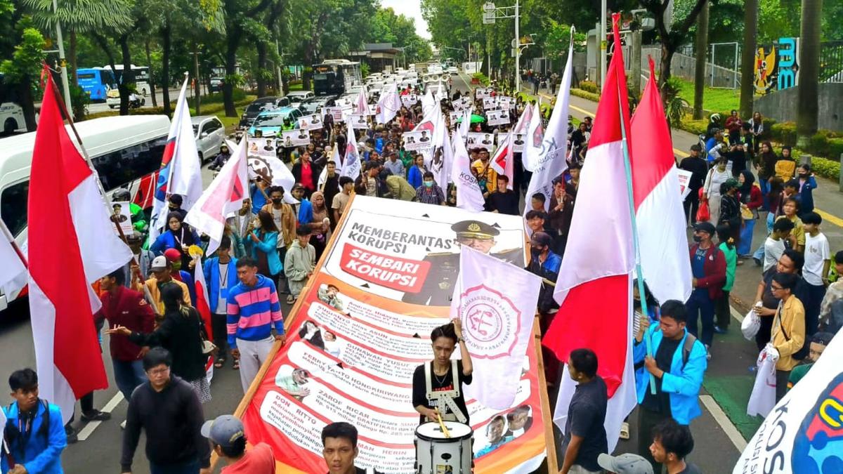 Massa KOSMAK Desak Prabowo Tindak Tegas atas Dugaan Korupsi Jampidsus Kejagung