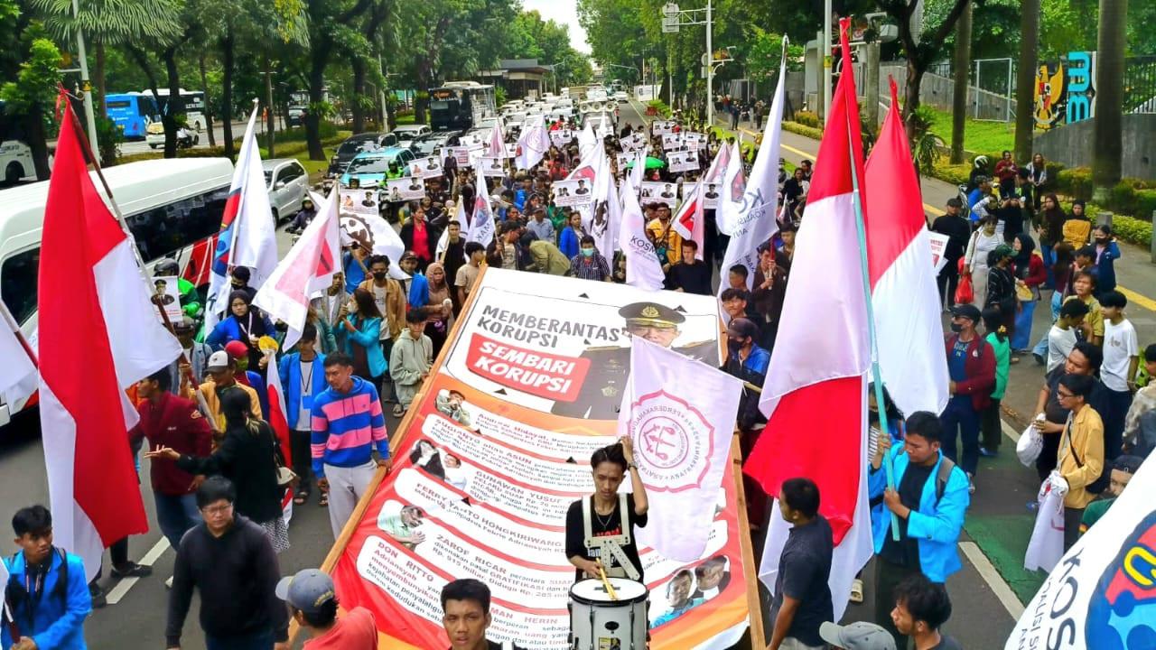 Massa KOSMAK Desak Prabowo Tindak Tegas atas Dugaan Korupsi Jampidsus Kejagung