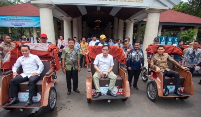BP Taskin Salurkan 100 Becak Listrik untuk Pengemudi Lansia di Indramayu