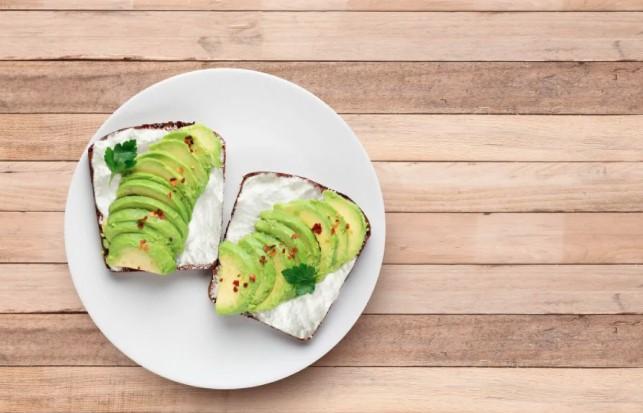 Roti Panggang Alpukat vs Selai Kacang: Dua Pilihan Sarapan Sehat dengan Manfaat Gizi Berbeda