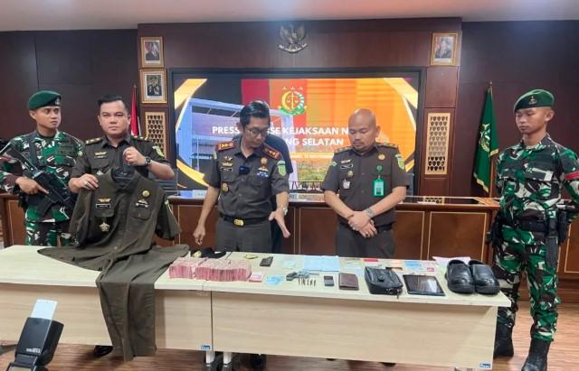 Jaksa Gadungan Ditangkap di Tangerang Selatan, Tipu Korban Rp310 Juta dan Miliki Senjata Api Ilegal
