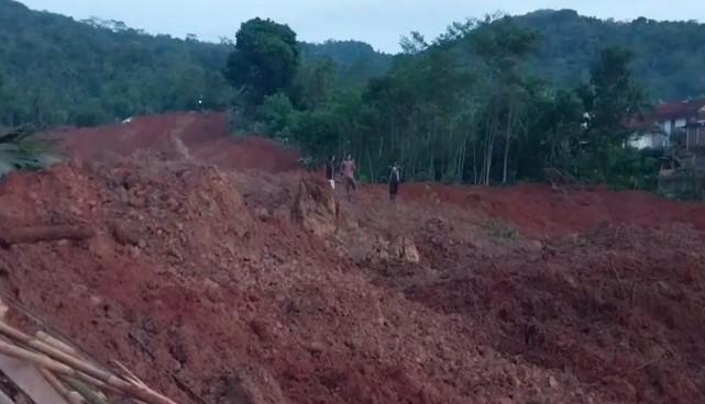 Longsor di Majenang: 21 Warga Masih Hilang, Tim SAR Lanjutkan Pencarian Manual di Medan Terjal