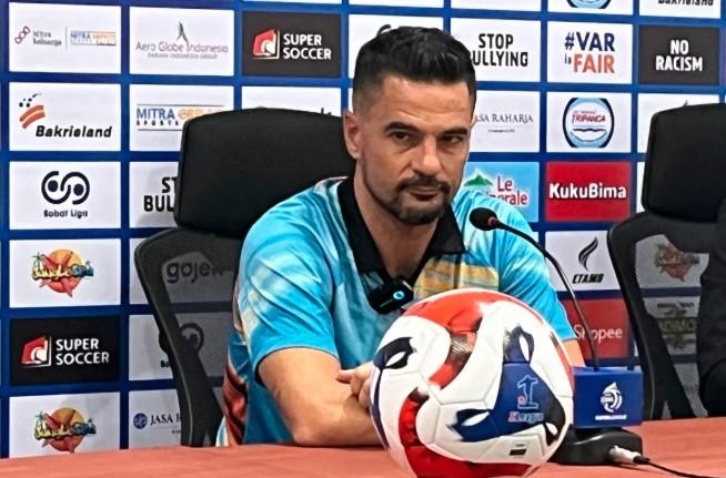 Carlos Pena Minta Tiga Laga Terakhir Persita Jadi Evaluasi Jelang Laga Kontra Malut United