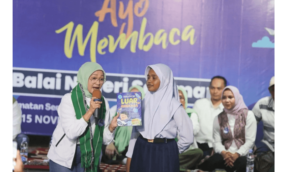 Rustini Muhaimin Kampanyekan Gerakan Membaca di Maluku Tengah Lewat Program Jendela Dunia Kita