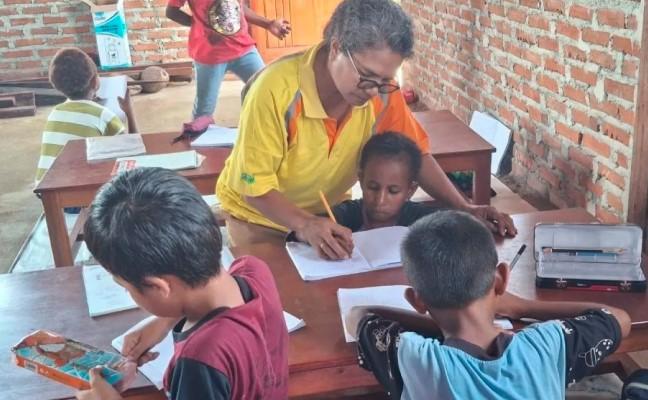 Perjuangan Guru Hemus Bangun Ruang Belajar Tambahan bagi Anak-Anak Nabire