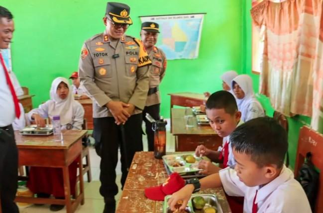 Polres Buton Utara Salurkan Makan Bergizi Gratis Perdana untuk 1.135 Siswa di Kecamatan Kulisusu