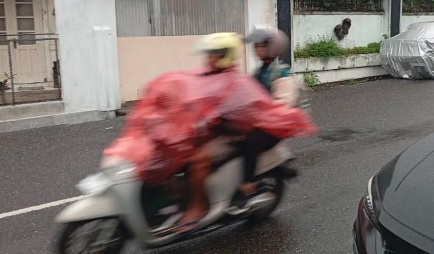BMKG Prakirakan Hujan Ringan Melanda Sebagian Besar Wilayah RI, Waspadai Petir dan Rob