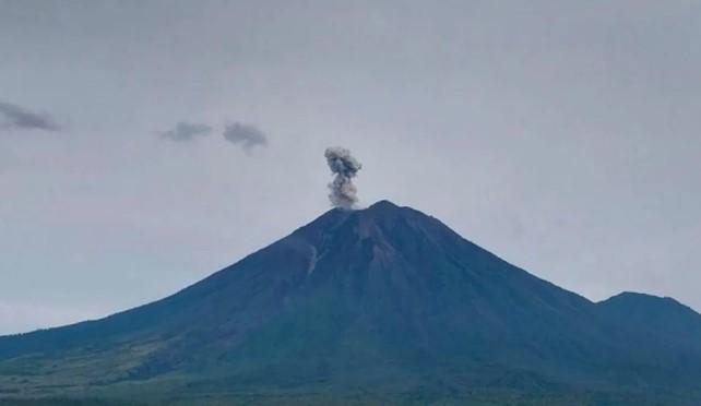 Gunung Semeru Erupsi Tiga Kali, Kolom Letusan Capai 600 Meter: PVMBG Keluarkan Peringatan Waspada