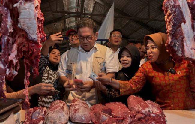 Mendag Budi Santoso Tinjau Pasar Cihapit, Pastikan Harga Pangan Terkendali Jelang Nataru