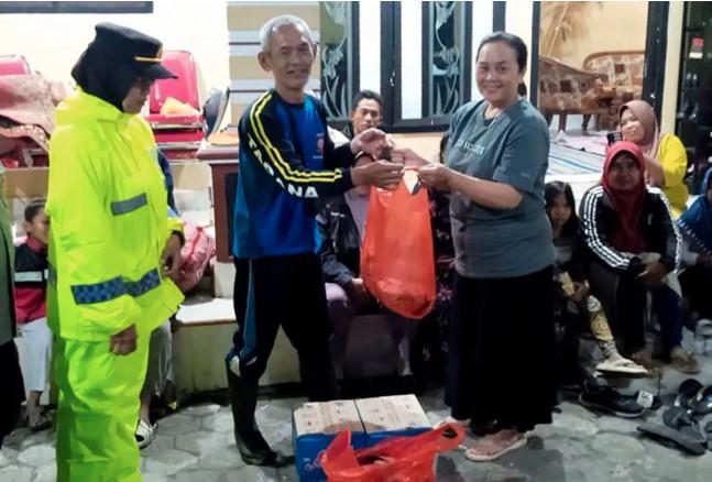 Pemkab Lumajang Salurkan Makanan Siap Saji untuk 963 Pengungsi Erupsi Gunung Semeru