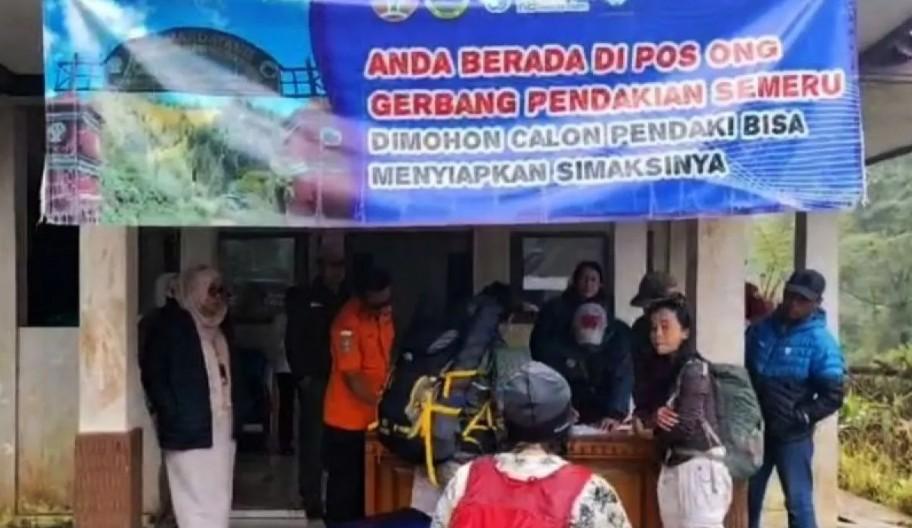 Evakuasi Pendaki Gunung Semeru Dikawal Ketat Basarnas, Erupsi Hembuskan Awan Panas Hingga 7 Kilometer