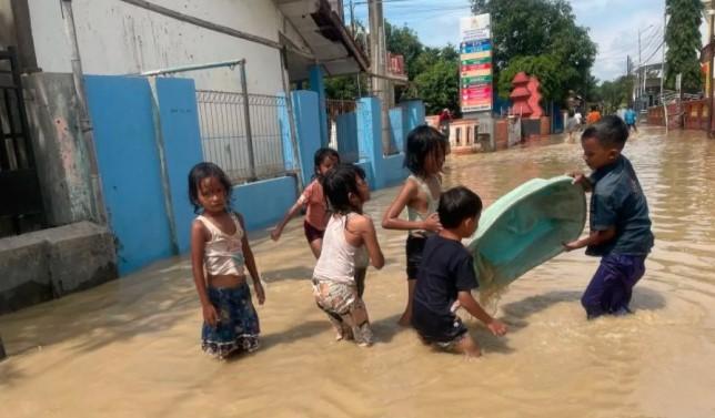 Banjir Rendam Ribuan Rumah di Cirebon, BPBD Catat 3.724 Jiwa Terdampak dan Puluhan Mengungsi