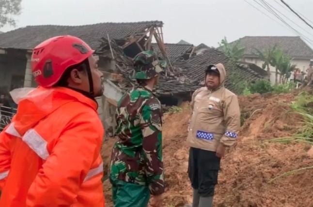 Tebing Setinggi 10 Meter Longsor di Ponorogo, Dua Rumah Tertimbun dan Tujuh Kendaraan Rusak
