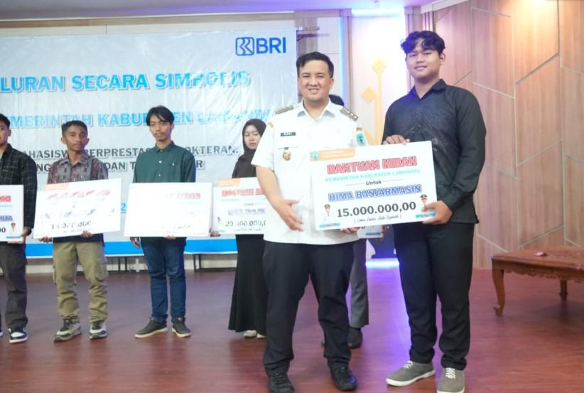 Bupati Rizky Aditya Serahkan Beasiswa kepada Mahasiswa Lamandau, Dorong Peningkatan SDM Daerah