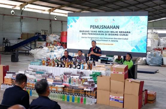 Bea Cukai Jakarta Musnahkan Ratusan Ribu Batang Rokok dan Ratusan Liter Minuman Beralkohol Ilegal Hasil Penindakan