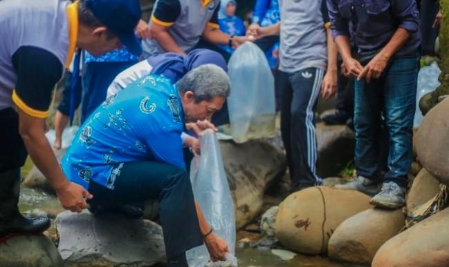Tebar 15 Ribu Benih Ikan di Ciliwung, Wali Kota Bogor Ajak Warga Tingkatkan Konsumsi Ikan
