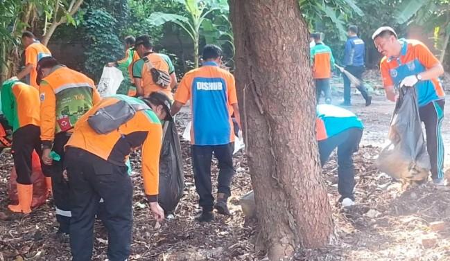 Terminal Kampung Rambutan Gelar Jumat Bersih Jelang Libur Natal dan Tahun Baru