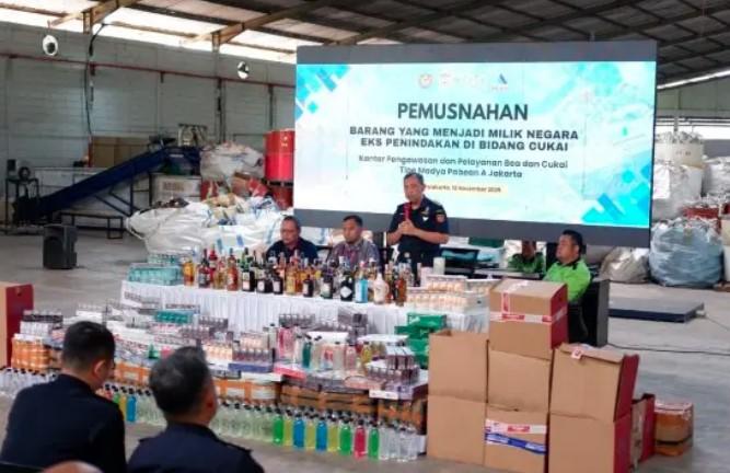 Bea Cukai Jakarta Musnahkan Ratusan Ribu Batang Rokok dan Ratusan Liter MMEA Ilegal Senilai Rp1,2 Miliar