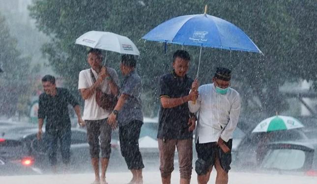 BMKG Peringatkan Cuaca Ekstrem Sabtu Ini: Hujan Petir, Suhu Panas Maksimum, dan Ancaman Banjir Rob