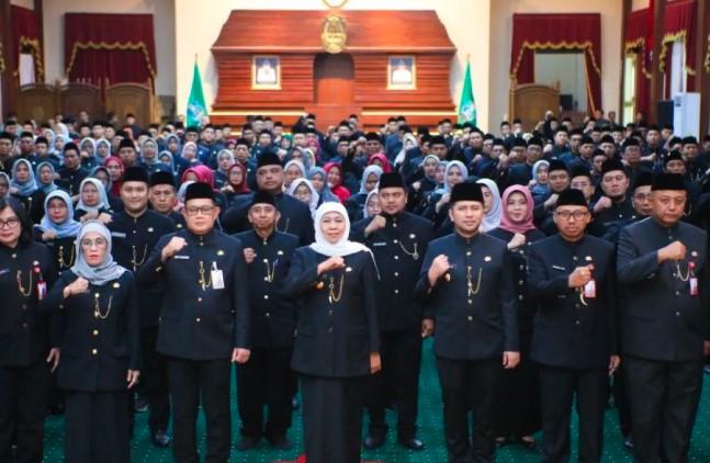 Lantik 580 Pejabat, Khofifah Tegaskan Komitmen Pengabdian dan Adaptasi Jawa Timur Sebagai Gerbang Baru Nusantara
