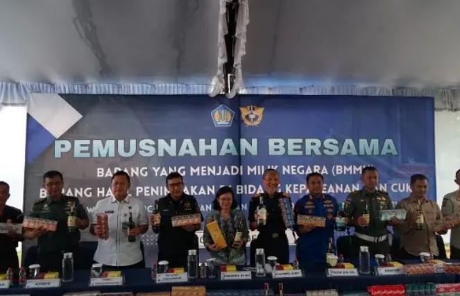 Bea Cukai MusnahkanBea Cukai Kalbagsel Musnahkan BKC Il BKC Ilegal Hasil Penindakan di Wilayah Kalbagsel Senilai Rp5,3 Miliar