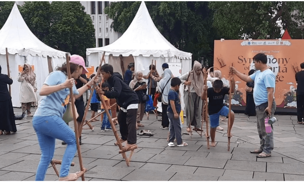 Hari Angklung Sedunia Dirayakan di Kota Tua, Kampung Dolanan Tawarkan Egrang untuk Anak dan Keluarga
