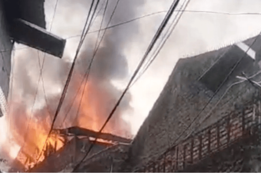 Gudang Kardus di Ciracas Terbakar Hebat, Delapan Unit Damkar Dikerahkan Padamkan Api