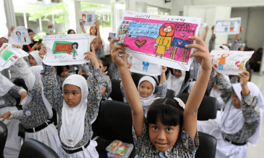 TCL dan Electronic City Salurkan 200 TV ke Sekolah di Jabodetabek dan Kalimantan, Dukung Pembelajaran Berbasis Teknologi