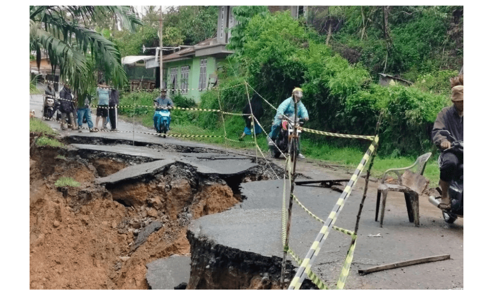 BPBD: Lima Kecamatan di Agam Dilanda Banjir, Longsor, dan Jalan Amblas Akibat Hujan Ekstrem