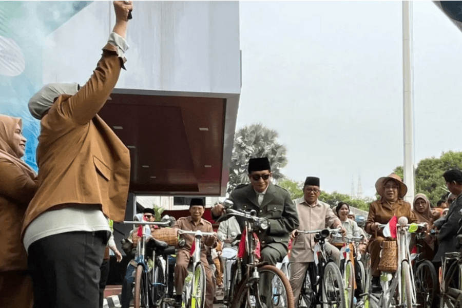 Peringati Hari Guru, Menag Nasaruddin Umar Kenang Perjuangan Guru Zaman Dulu Lewat Gowes Ontel