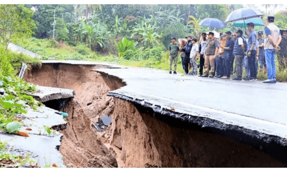 Cuaca Ekstrem Landa Padang Pariaman: Belasan Titik Diterjang Banjir, Longsor, dan Pohon Tumbang