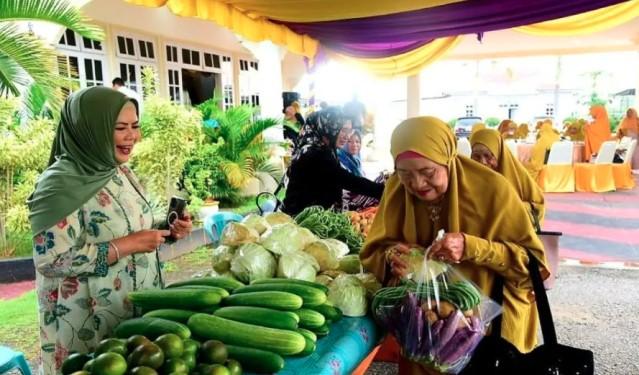 Wagub Gorontalo Rayakan HUT Pernikahan dengan Membagikan Pangan Lokal sebagai Suvenir