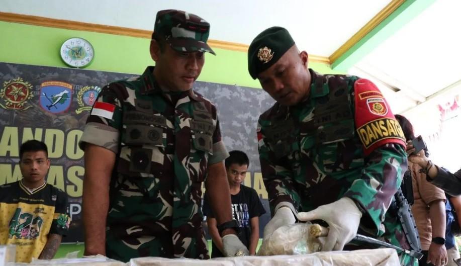 Satgas Pamtas Gagalkan Penyelundupan 21,9 Kg Sabu di Entikong, Tiga Tersangka Diamankan