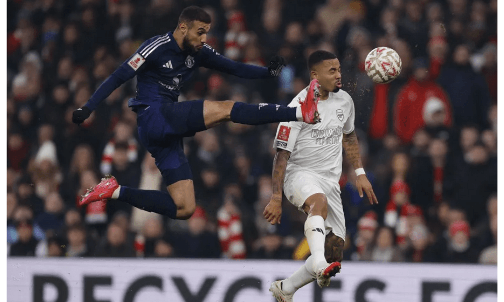 Noussair Mazraoui Nyaman Bermain di Dua Posisi Utama di Manchester United