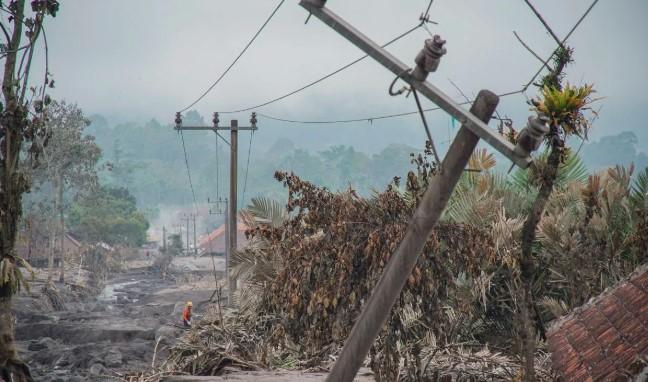 BNPB Laporkan Tiga Warga Luka Berat dan Ratusan Mengungsi Akibat Erupsi Gunung Semeru