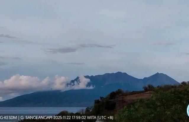 BPBD Kabupaten Bima mengimbau warga tetap waspada terhadap aktivitas Gunung Sangeang Api meskipun data menunjukkan penurunan