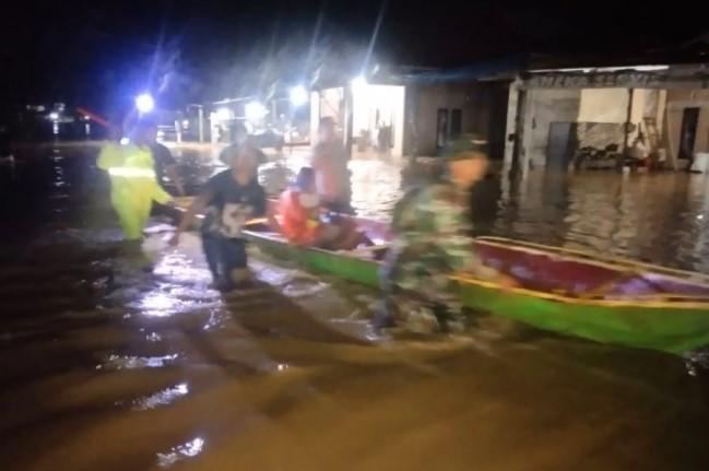 Banjir Kepung Pasaman Barat, Puluhan KK Dievakuasi Dini Hari karena Genangan Capai 1,5 Meter