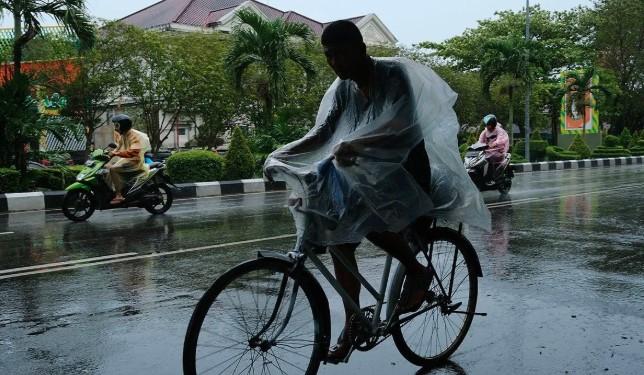 Bawa Payung, BMKG Prakirakan Mayoritas Wilayah Indonesia Berawan hingga Hujan pada Selasa, 25 November 2025