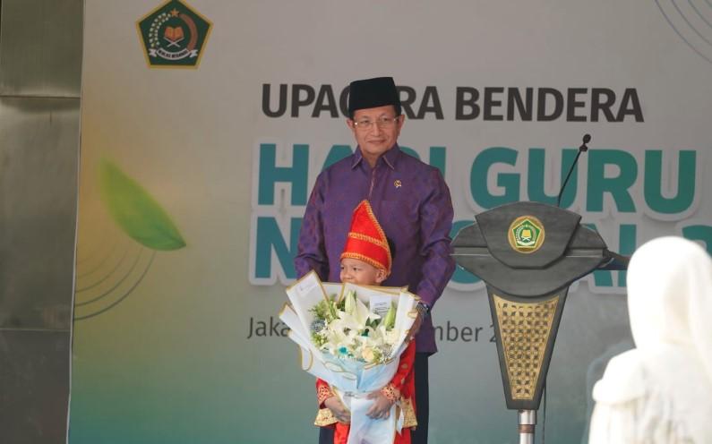 Hormat pada Guru, Menag Tegaskan Peran Sentral dalam Pembangunan Pendidikan Nasional