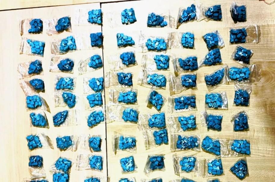 Polda Kepri Gagalkan Pengiriman 2.225 Butir Ekstasi di Batam, Kurir Ditangkap Saat Duduk di Sepeda Motor