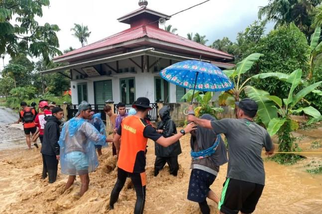 Basarnas Kerahkan Tiga Perahu Karet Evakuasi Warga Terdampak Banjir di Kabupaten Agam