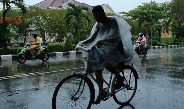 BMKG Prakirakan Sebagian Besar Wilayah Indonesia Diguyur Hujan pada Rabu, 26 November 2025