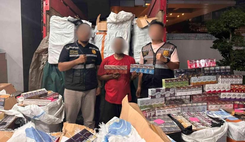 Bea Cukai Jateng-DIY Gagalkan Pengiriman 2,3 Juta Batang Rokok Ilegal di Tol Semarang