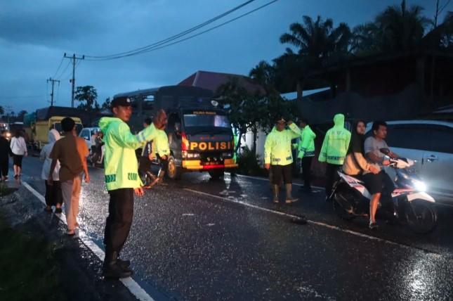 Banjir Sungai Batang Pasaman Lumpuhkan Jalan Nasional, Ratusan Kendaraan Terjebak Selama 12 Jam
