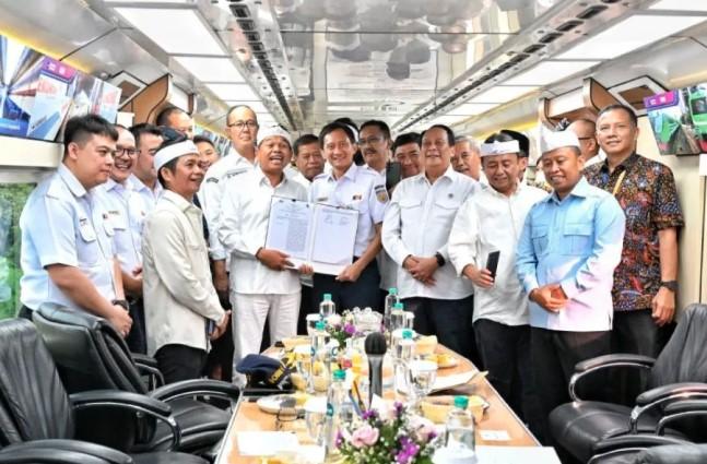 KAI dan Pemprov Jabar Teken Kerja Sama Optimalkan Transportasi Kereta Api dan Pengembangan Stasiun