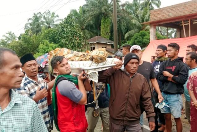 Banjir Putus Akses Transportasi, Warga Gotong Jenazah Melintasi Genangan di Pasaman Barat